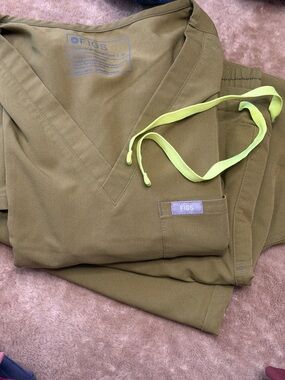 FIGS scrub set Martini Green